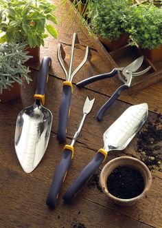 CUTCO Model 341 5-pc Garden Set includes 5 Garden tools: #300 Cultivator 301 Weeder 302 Transplanting Trowel 304 Garden Trowel &amp and 1527 Bypass Pruners.