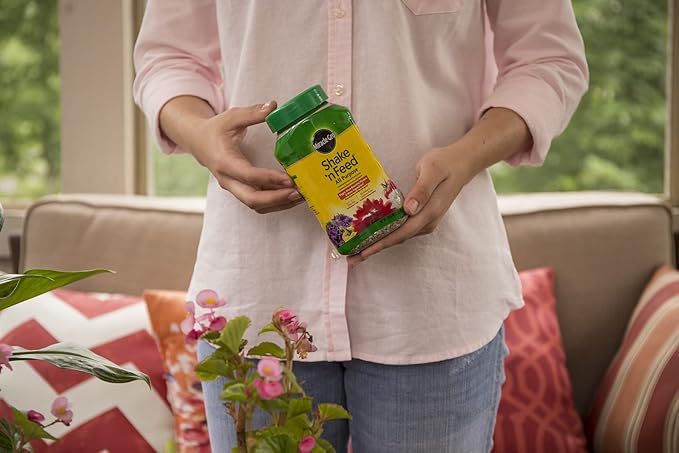 Miracle-Gro Shake 'n Feed All Purpose Continuous Release Plant Food 1-Pound (Slow Release Plant Fertilizer)