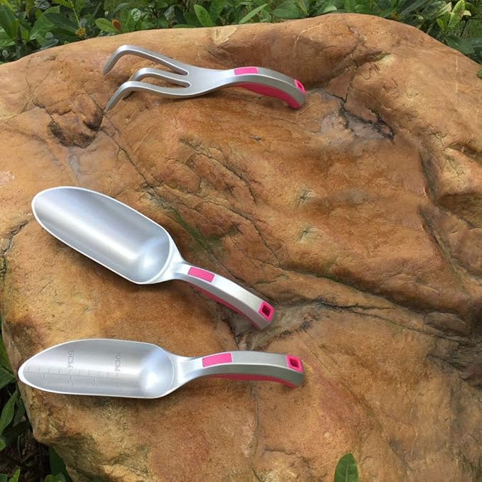 Garden Tool Set 3PC Bend Proof Gardening Tool Kits (Soil Scooper Garden Trowel Cultivator Hand Rake) One-Piece Aluminum Garden Gift Pink
