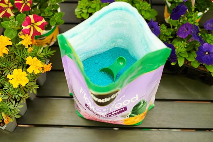 Miracle-Gro Water Soluble Bloom Booster Flower Food Plant Food for Annual and Perennial Flowers In-Ground and Container Plants Roses Hydrangeas Hibiscus 5.5 lb.