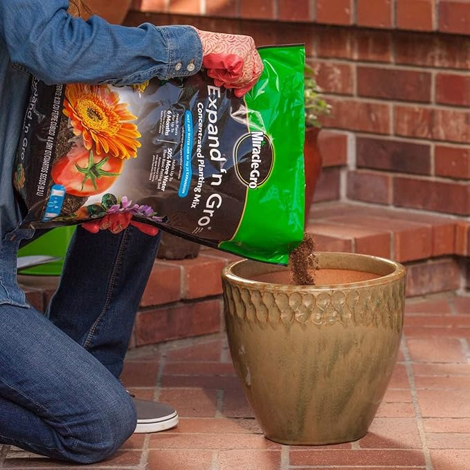 Miracle-Gro Expand 'n Gro Concentrated Planting Mix Just Add Water for up to 3X Expansion For Container and In-Ground Use .67 cu. ft. Expands up to 2 cu. ft.