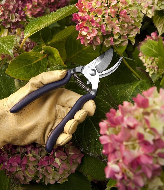 CUTCO Model 341 5-pc Garden Set includes 5 Garden tools: #300 Cultivator 301 Weeder 302 Transplanting Trowel 304 Garden Trowel &amp and 1527 Bypass Pruners.
